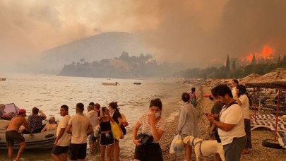Bodrum'da yangın dehşeti: Saniyelerle yarıştılar,  denizden tahliye edildiler