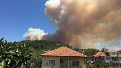 Bucak'ta yangın mahalleleri sardı! Bakan Pakdemirli: Bu yangın tehlikeli,  yanan evler var