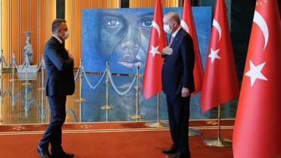 Cumhurbaşkanı Erdoğan,  30 Ağustos tebriklerini kabul etti: Kulliye'deki dev tablo dikkat çekti,  işte nedeni