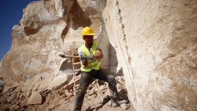 Dev kayaları bilek gücüyle kıran işçi ekmeğini 'taş'tan çıkarıyor