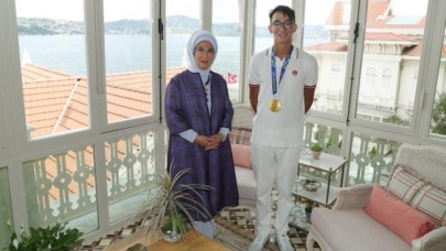 Emine Erdoğan,  olimpiyat şampiyonu milli okçu Mete Gazoz'u kabul etti