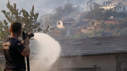 Görüntüler korkunç! Marmaris'teki orman yangını,  yerleşim yerine kadar ulaştı: Evler yanıyor