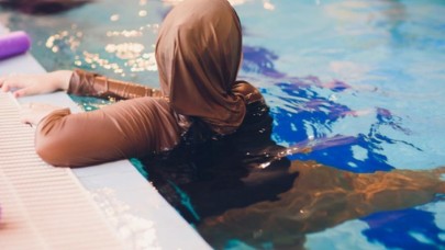 Haşemalı kadını sitenin havuzuna sokmayan yöneticiden tehdit: Girdiğin zaman sonuçlarına katlanırsın