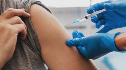 İki doz BioNTech aşısı olan doktor koronavirüsten hayatını kaybetti