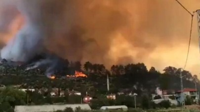 Isparta'da yangın yerleşim yerine ulaştı: Vatandaşlar evlerini terk ediyor