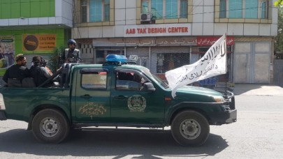 İşte Kabil'de devriyeye başlayan Taliban yönetimi: Bakın neleri yasaklıyor!