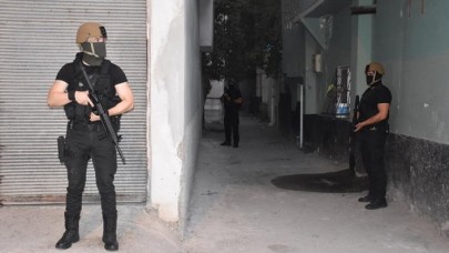 Kapılar koçbaşıyla kırıldı,  evlere baskın yapıldı: Adana'da operasyon