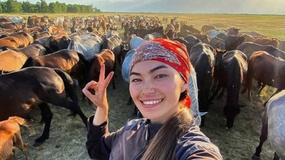 Kazakistan’ın ücra bir köyünde yaşayan genç kadın at sürüsünü tek başına yönetiyor