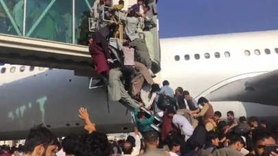 Korkutan görüntüler: Taliban'dan kaçan yüzlerce Afgan,  uçağa binebilmek için birbirini ezdi