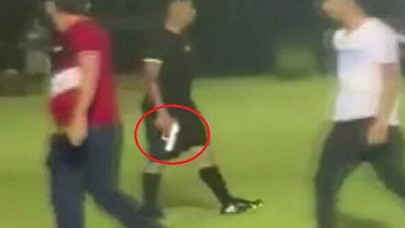 Maçta inanılmaz olay: Hakem sahanın ortasında silah çekti!