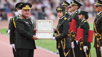 Müberra,  Kara Harp Okulu tarihine geçti: Diplomayı Genelkurmay Başkanı'ndan aldı!