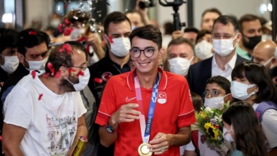 Olimpiyat şampiyonu milli okçu Mete Gazoz İstanbul'da