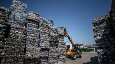 Plastik atıklar geri dönüşümle sektörlere ham madde oluyor