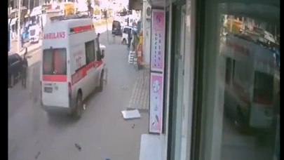 Şırnak'ta Suriyeli olduğu iddia edilen bir kişi ambulansı kaçırıp vatandaşların üzerine sürdü