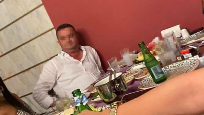 Skandal poz! Hakim,  beraat kararı verdiği sanıkla eğlencenin dibine vurdu