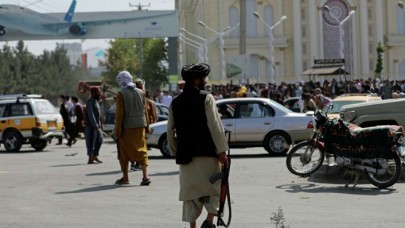 Taliban dünyaya ılımlı mesaj verirken,  bir kadını burka giymediği için infaz etti: Görüntüler şoke etti!