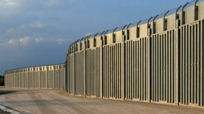 Türkiye sınırına 40 kilometre çelik duvar ördüler!