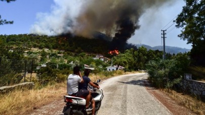 Yangın yine büyüyor: Manavgat'ta bir mahalle daha boşaltıldı