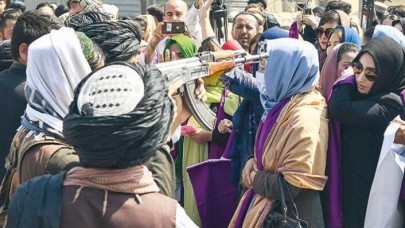 Çok sert müdahale: Taliban,  sokağa inen kadınlara bakın ne yaptı,  ne attı?