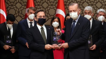 Cumhurbaşkanlığı İletişim Başkanı Altun'dan 'Yılın İletişim Ödülü' paylaşımı