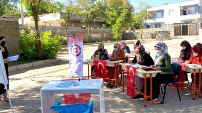 Diyarbakır'da 'Her Yerde Eğitim' projesiyle kadınlara açık havada eğitim