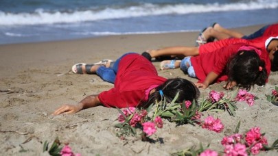 Göçmenlerin simgesi Alan bebek,  cansız bedeninin bulunduğu sahilde anıldı