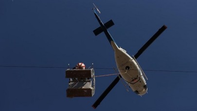 Helikopterle 170 bin voltluk elektrik hattı üzerinde havada asılı mesai