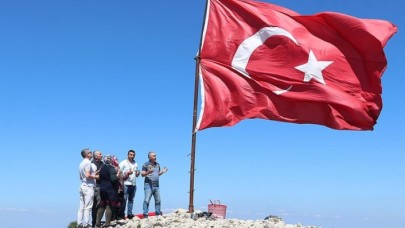 Ilgaz'ın zirvesindeki bayrak nöbetini 24 metrekarelik bayrakla sürdürdü