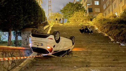 İlginç kaza: Navigasyona uydu,  aracıyla merdivenlerden uçtu