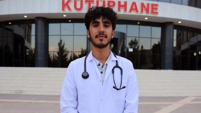 İnşaatında çalıştığı kütüphaneye doktor adayı olarak geliyor