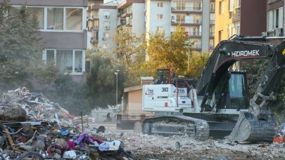 İzmir depreminde yıkılan Rıza Bey Apartmanı sanıkları hakim karşısında