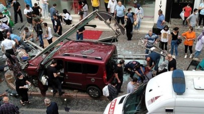 Kasımpaşa'da araç durağa daldı: 1 ölü,  7 yaralı