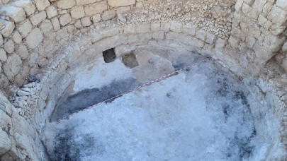 Mersin'deki kazılarda gök bilimci ve şair Aratos'un anıt mezarının olduğu değerlendirilen yapının zeminine ulaşıldı