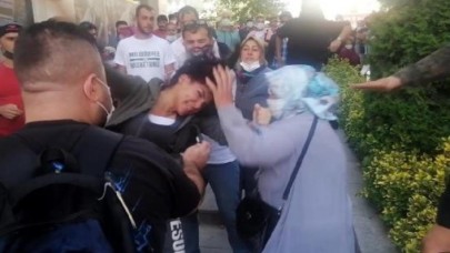 Meydanda buluştular! Kadınlar,  binlerce insanın önünde yasak aşk yüzünden kavga etti