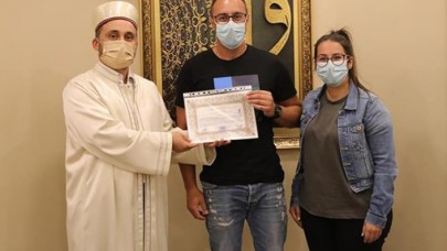 Müslüman arkadaşlarından etkilenen Alman Dennis Patrick,  İslamiyet'i seçti