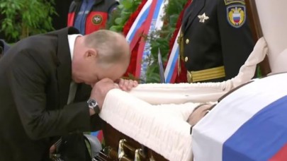 Putin'i yıkan ölüm: Tabutun üzerine kapanıp hüngür hüngür ağladı