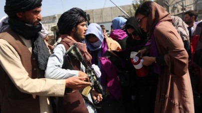 Taliban öyle sert davrandı ki dünyayı şoke etti: Protestocu kadınları dağıtmak için bakın ne yaptılar?