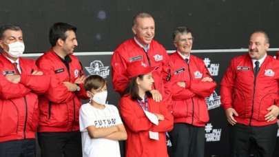 TEKNOFEST’e bu anlar damga vurdu! Selçuk Bayraktar istedi,  Bakan Koca reddetti