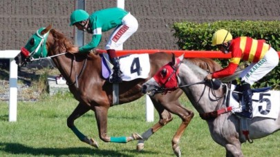 Veliefendi’de birbirine takılıp devrilen iki biniciden biri yaşamını yitirdi