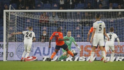 1 Mert,  2 Welinton hatası Beşiktaş'ı yaktı: Başakşehir fırsatı kaçırmadı!