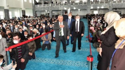 Camide protokol yolu: Kırmızı şeritlerin arasından yürüdüler