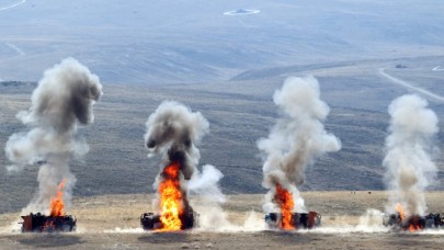 Hedeflere tam isabet! Bakan Akar'dan 'terörist neredeyse hedef orası' vurgusu