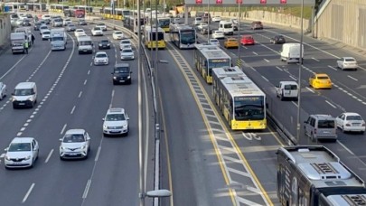 Metrobüs arızası nedeniyle Edirnekapı durağında araç kuyruğu oluştu
