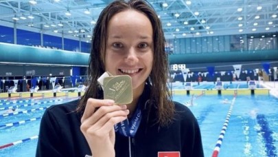 Milli yüzücü Viktoria Zeynep Güneş'ten altın madalya