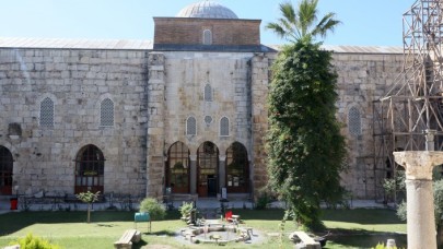 Şehit babası imam'dan camiye gelen turistlere 15 dilde Kur'an-ı Kerim