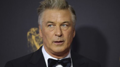 Ünlü oyuncu Alec Baldwin,  film çekiminde görüntü yönetmenini öldürdü!