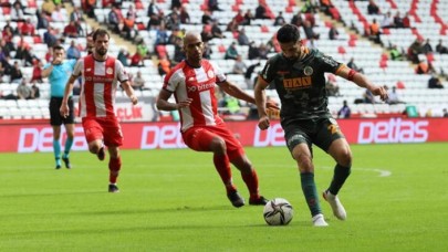 Antalyaspor-Alanyaspor: 3 gollü maçta 1 kırmızı kart!
