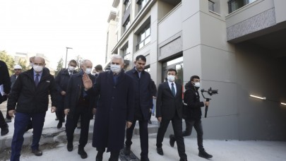 Bakan Kurum ve Yıldırım İzmir'de depremzedeler için yapılan konutları inceledi