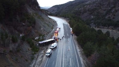Erzincan'da devrilen yolcu otobüsündeki 22 kişi yaralandı