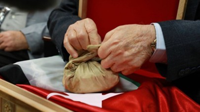 Filistinli aile 106 yıldır Osmanlı askerinin emanetine gözü gibi baktı: Türk Büyükelçi'ne teslim edildi
